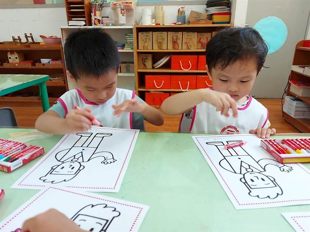 為讓本土語言教學向下扎根，教育部鼓勵幼兒園進行閩南語沉浸式教學。圖為幼兒園孩童上課。(李侑珊攝)