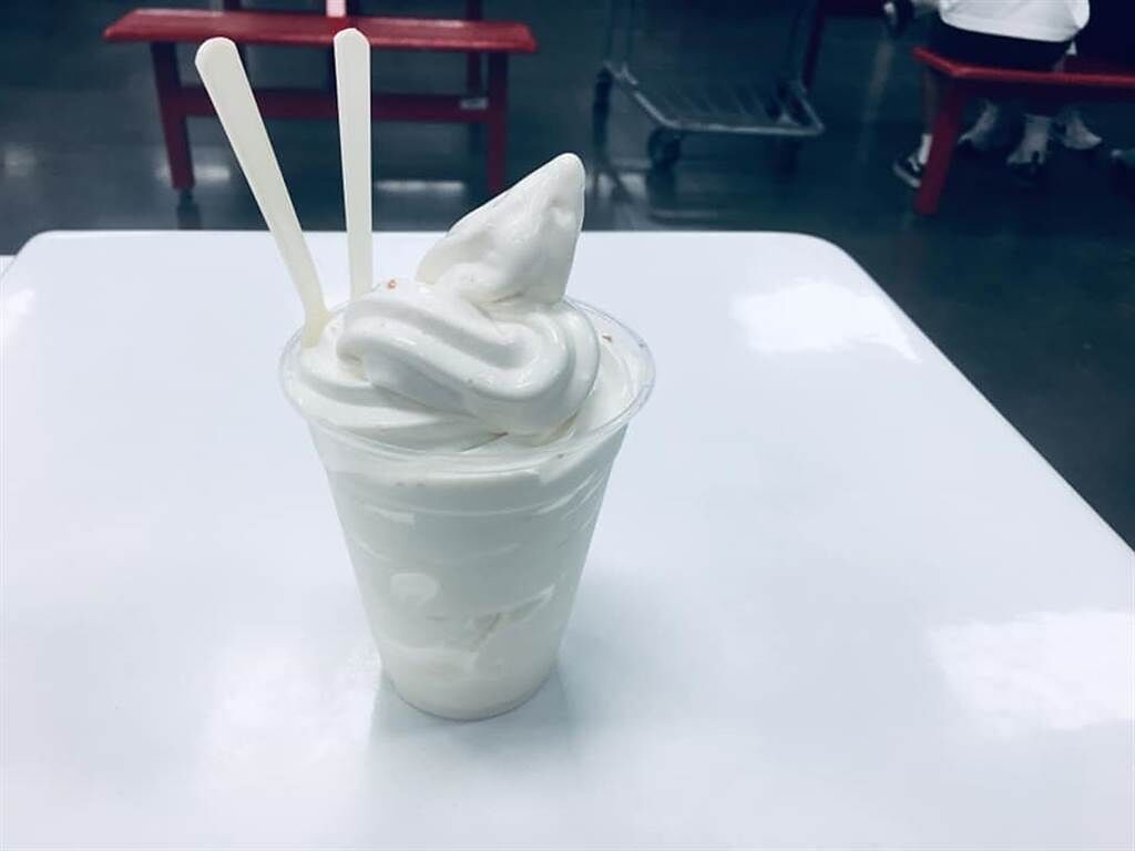 據網友說法，這款海鹽牛奶霜淇淋本身味道就帶有甜鹹的味道，店員還會在杯上灑海鹽，口味因人而異。(Costco好市多 商品經驗老實說)