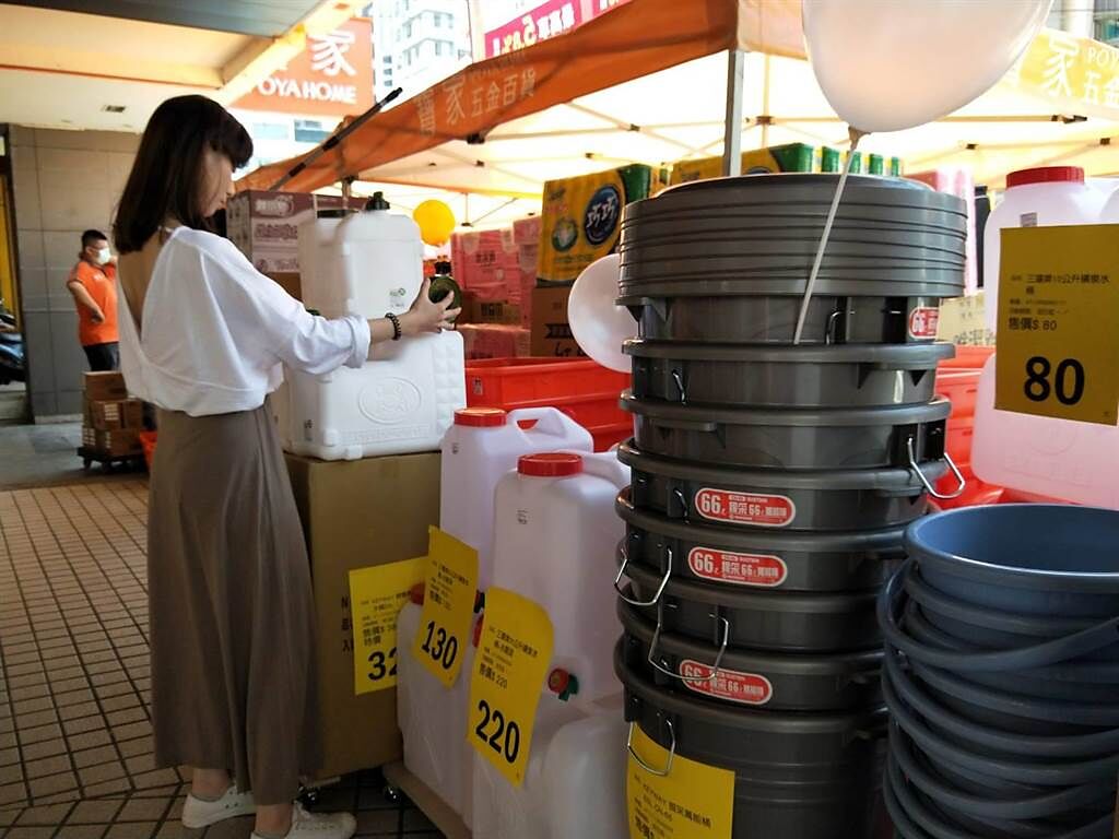 店家推抗旱專區，讓民眾輕鬆選購儲水商品。（陳淑娥攝）