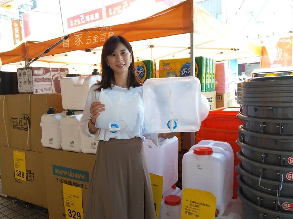 店家推抗旱專區，讓民眾輕鬆選購儲水商品。（陳淑娥攝）
