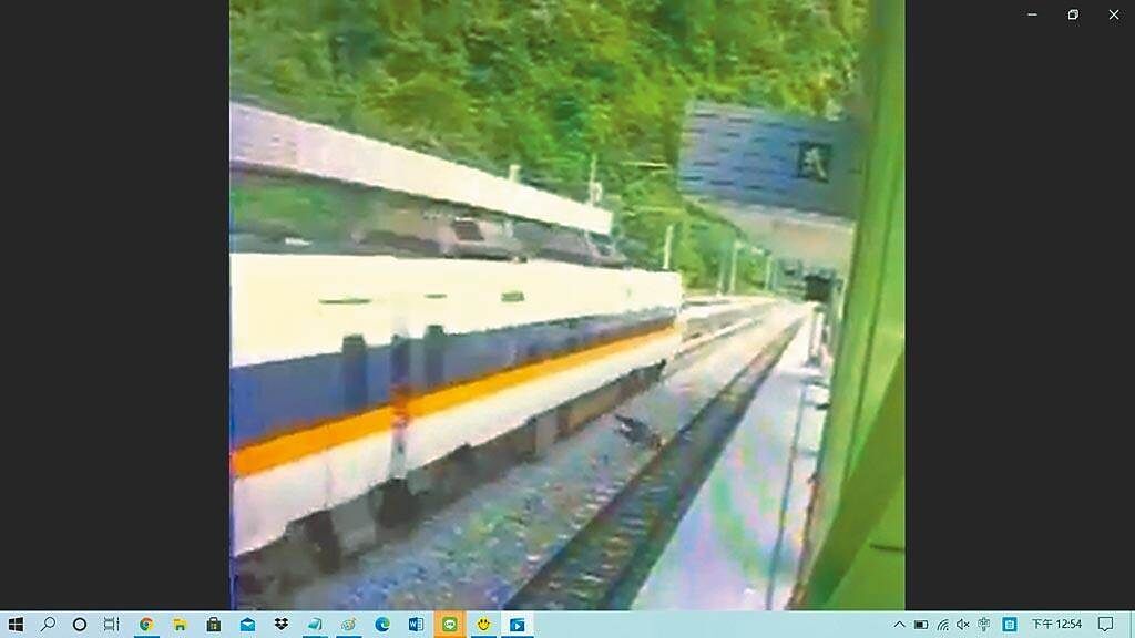 台鐵列車昨又發生擦撞包商工人事件。工人在橫跨台鐵武塔站月台時，當場遭太魯閣號列車撞上並倒地不起。（翻攝自臉書「抱怨2公社」／胡健森宜蘭傳真）