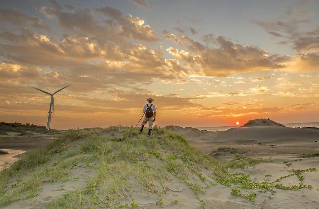 新竹市17公里海岸線「港南沙漠」，已成拍攝夕陽美景的一大祕境。（羅浚濱攝）