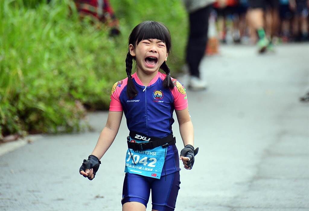 CHALLENGE TAIWAN國際鐵人三項，25日進行小鐵人比賽，賽程中有小選手嚎啕大哭。（莊哲權攝）