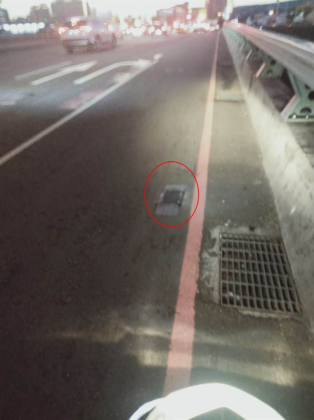 有網友解答這黑色凸起物其實是車輛偵測器，過一段時間後就會從路面拆除。(圖取自爆系知識家)