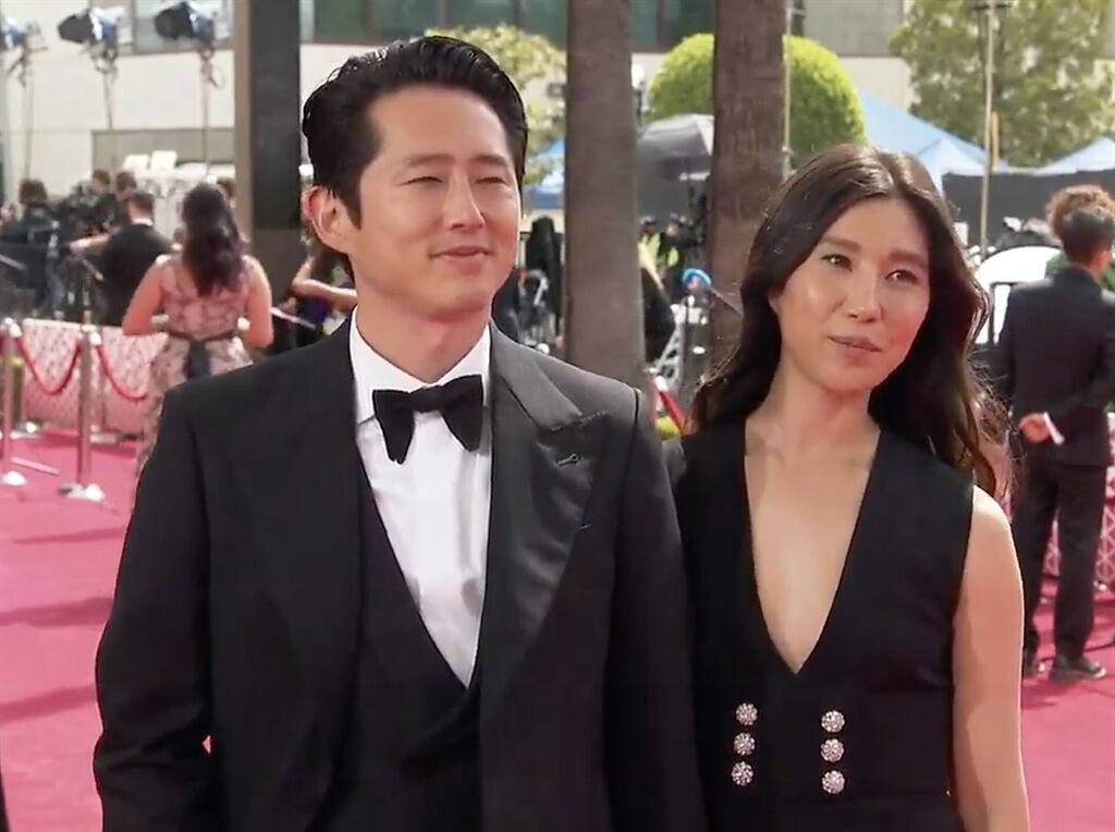 圖一：Steven Yeun 史蒂芬元身穿黑色洋裝與妻子一同出席。（翻攝自abc news YT轉播畫面）