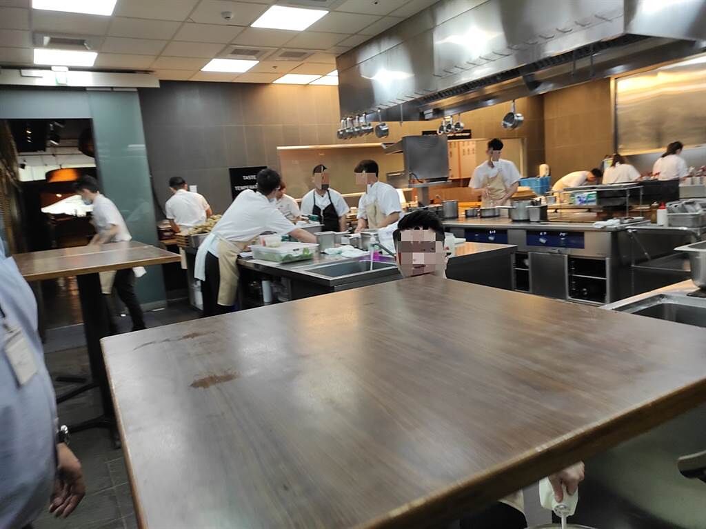 米其林名廚江振誠的RAW餐廳，遭衛生局發現，廚房人員未依規定配戴口罩、帽。（圖／北市衛生局提供）