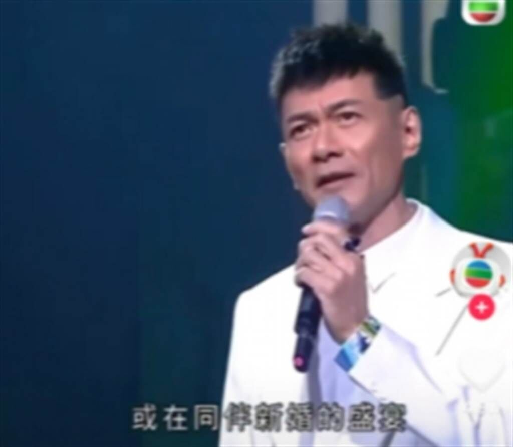 江華2019年獻唱，被發現仍和劉德華十分神似。(圖/翻攝自微博)