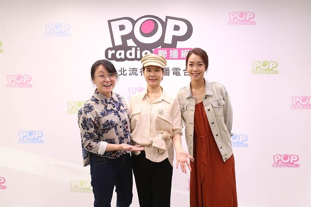 大霈(右)在《夢想起飛》與主持人莊雅清(中)、海芬(左)暢聊逐夢故事(POP Radio提供)