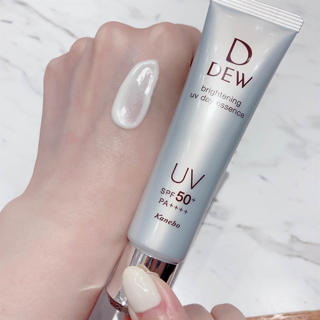 DEW淨潤白UV防護美容液 SPF50 PA++++，質地清爽，擦上後綻放自然明亮的透明感，無論男女都很適合。（邱映慈攝）