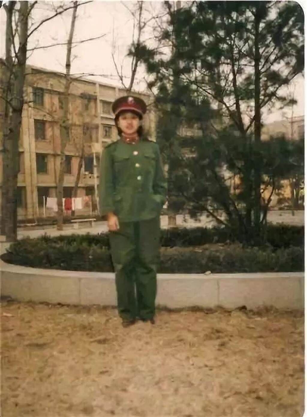 18歲的韓紅身穿軍裝。（圖/翻攝自微博）