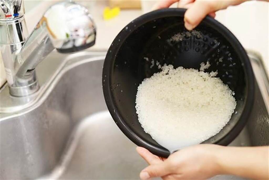 用電子鍋內鍋洗米很傷？一名女子因為用電子鍋內鍋洗米被男友痛罵，結果家電廠商曝真相，答案意外。(示意圖/達志影像)