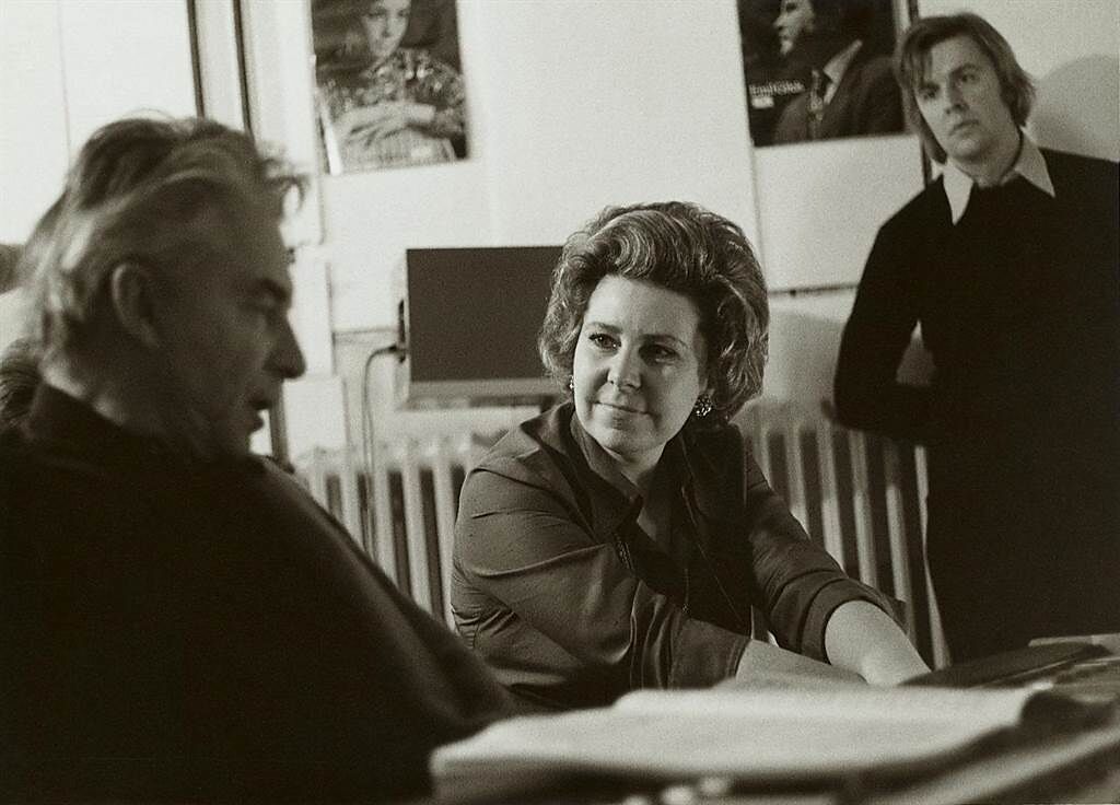 次女高音克里斯塔．露德薇希是文化藝術界具代表性的人物，受到指揮家卡拉揚（左）的肯定。（DG環球唱片提供）
