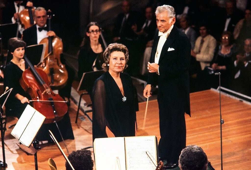次女高音克里斯塔．露德薇希（右）是文化藝術界具代表性的人物，受到指揮家伯恩斯坦（右）的肯定。（DG環球唱片提供）