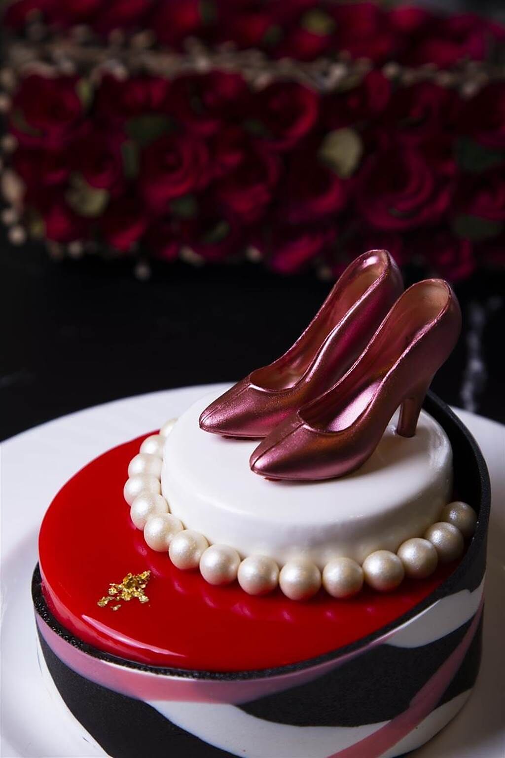 （雲朗觀光母親節蛋糕採「非籠飼雞蛋」製作，旗下雲品溫泉酒店推出紅色高跟鞋與白珍珠造型的「漾媽咪Young」8吋母親節蛋糕。圖／雲朗觀光）