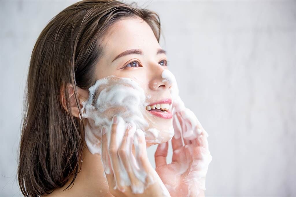 徹底清潔是保養的第一步，唯有將肌膚洗乾淨，才能養出美肌。（示意圖／shutterstock）
