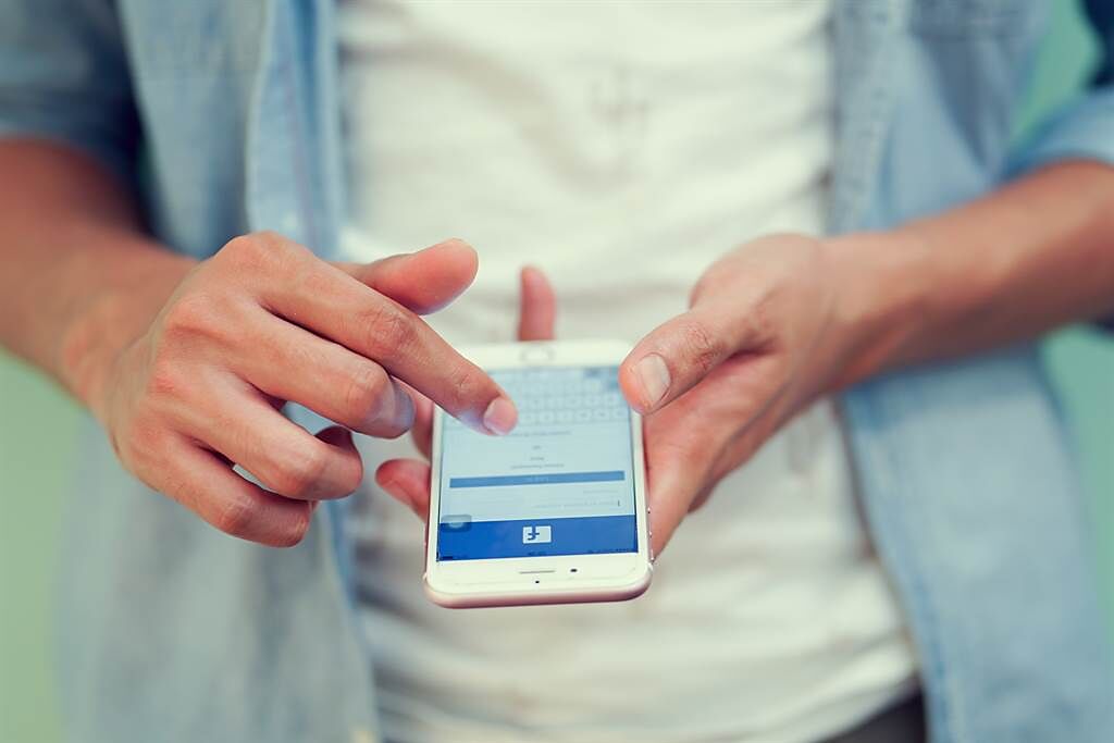 Facebook宣佈將納入更多意見回饋 拓展動態消息訊號範圍。（達志影像／Shutterstock提供）
