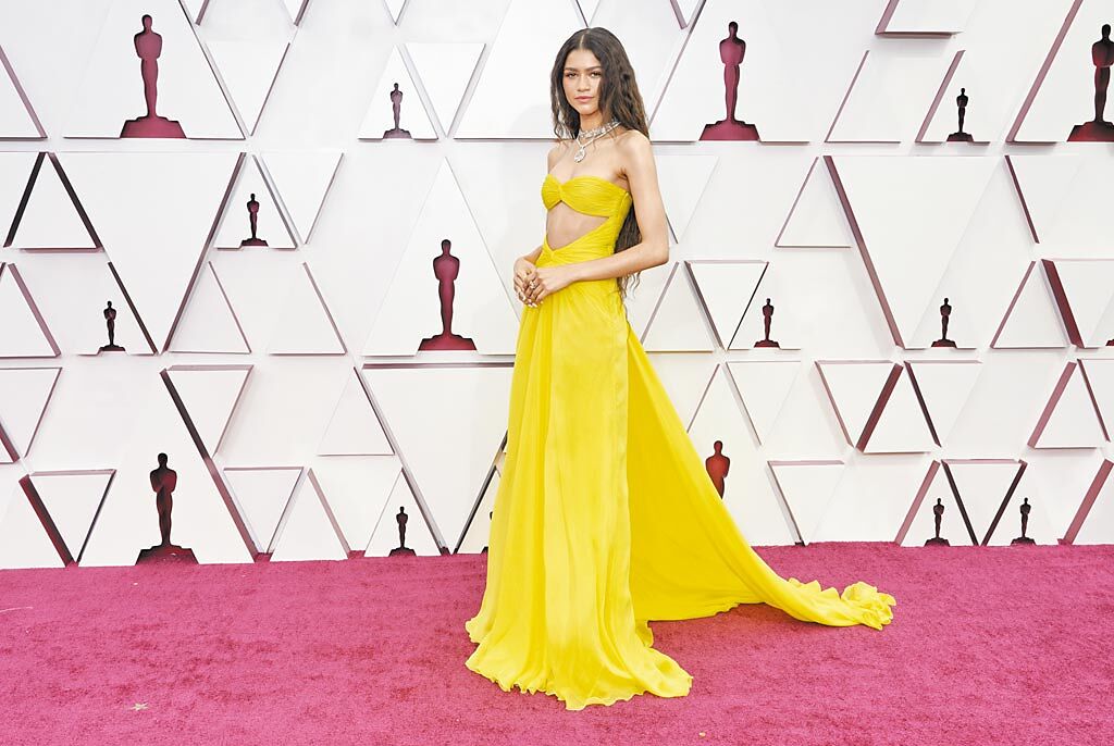 辛蒂亞性感的小麥膚色與Valentino高級訂製亮黃色禮服，加上寶格麗頂級珠寶，在奧斯卡紅毯超搶眼。（美聯社）