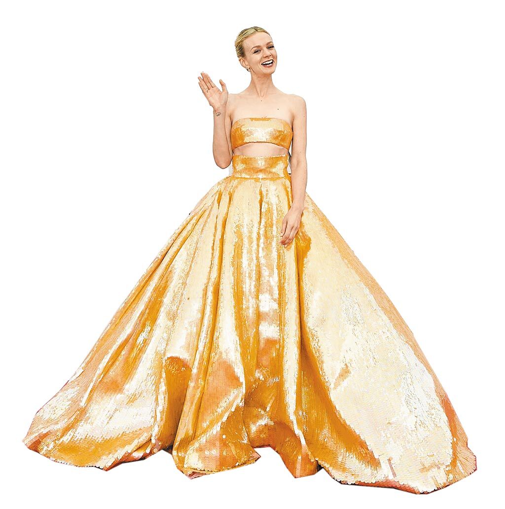 凱莉穆里根的Valentino高級訂製金色兩截式禮服，成功在紅毯上製造話題。（路透）