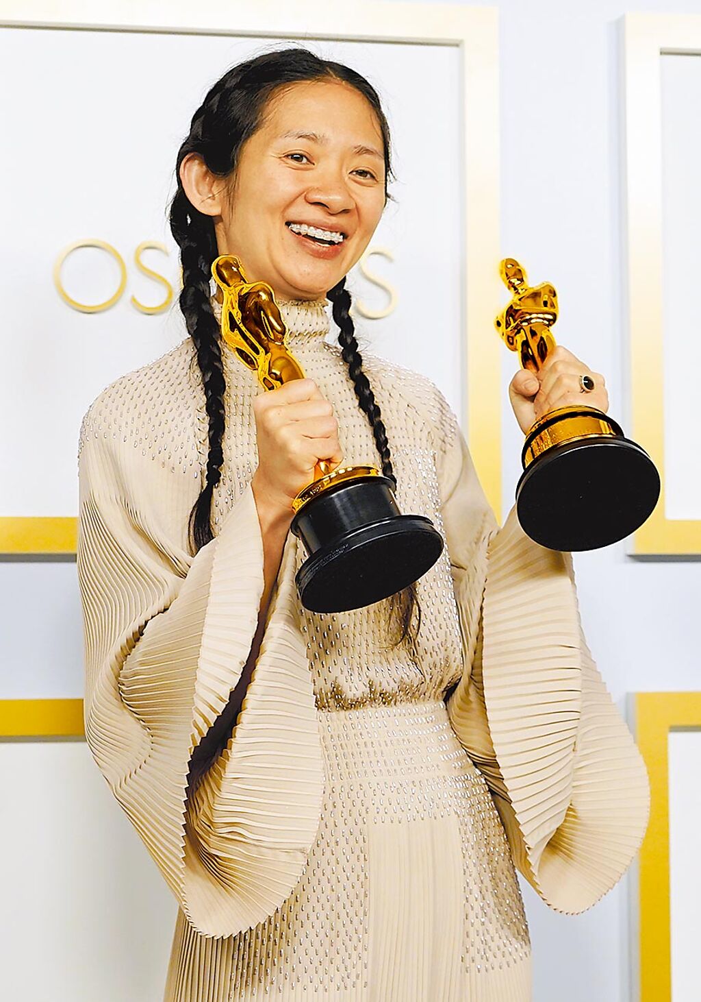 第93屆奧斯卡獎26日揭曉，大陸出生的趙婷順利以《游牧人生》奪下最佳導演獎。（美聯社）