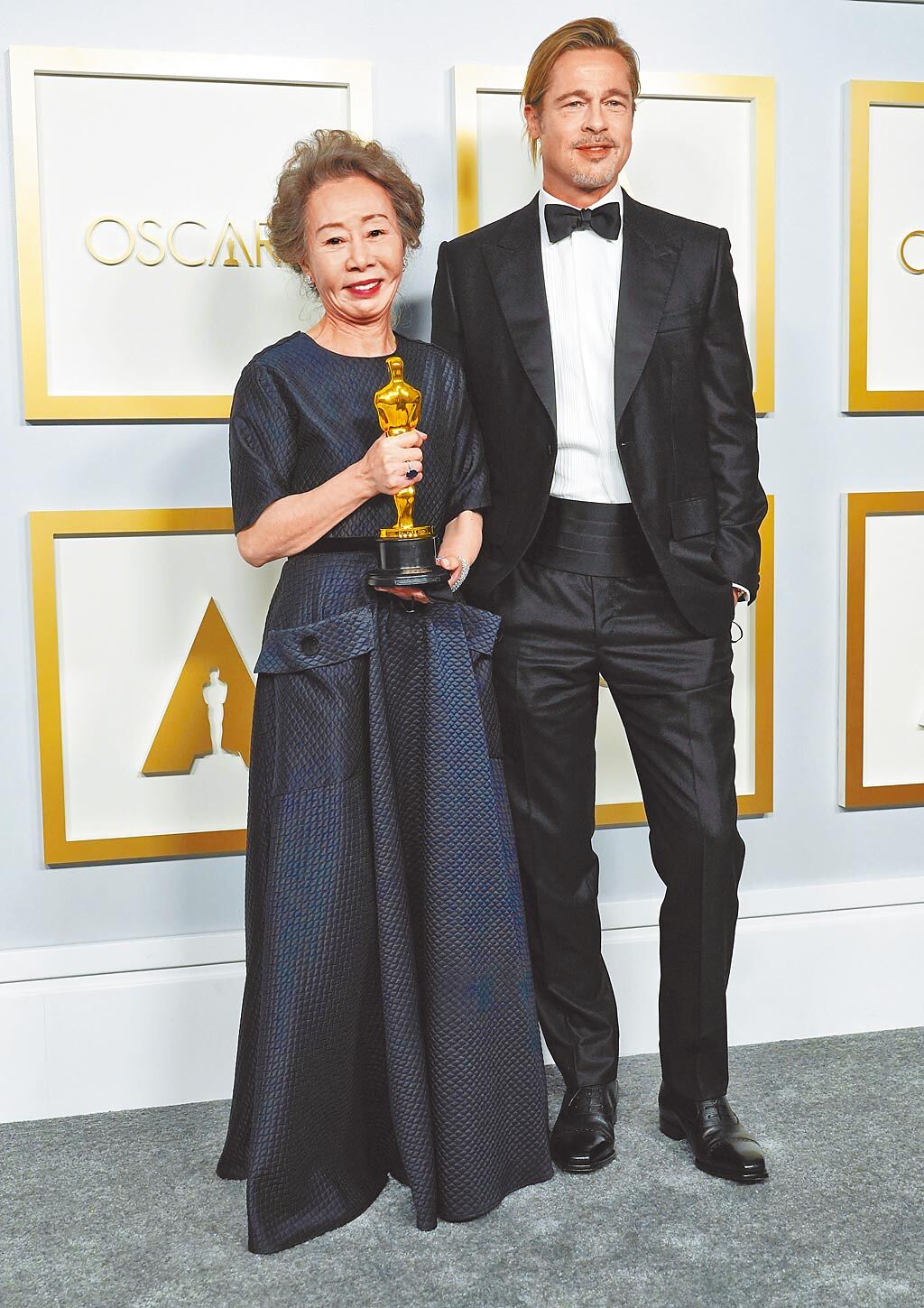尹汝貞（左）得獎後開心與小布合照，身穿埃及品牌Marmar Halim黑色連身小傘裙搭Chopard珠寶，由新加坡形象指導Alvin Goh打造。（路透）