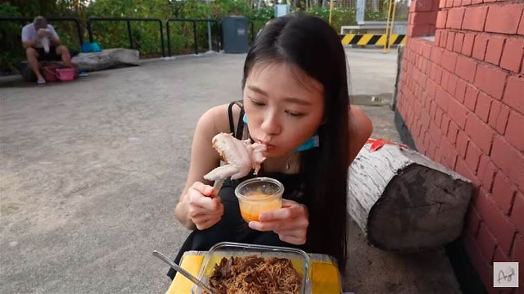 安琪兒在新加坡溫泉公園煮雞翅，遭當地專欄作家批評。（圖／翻攝自Youtube）