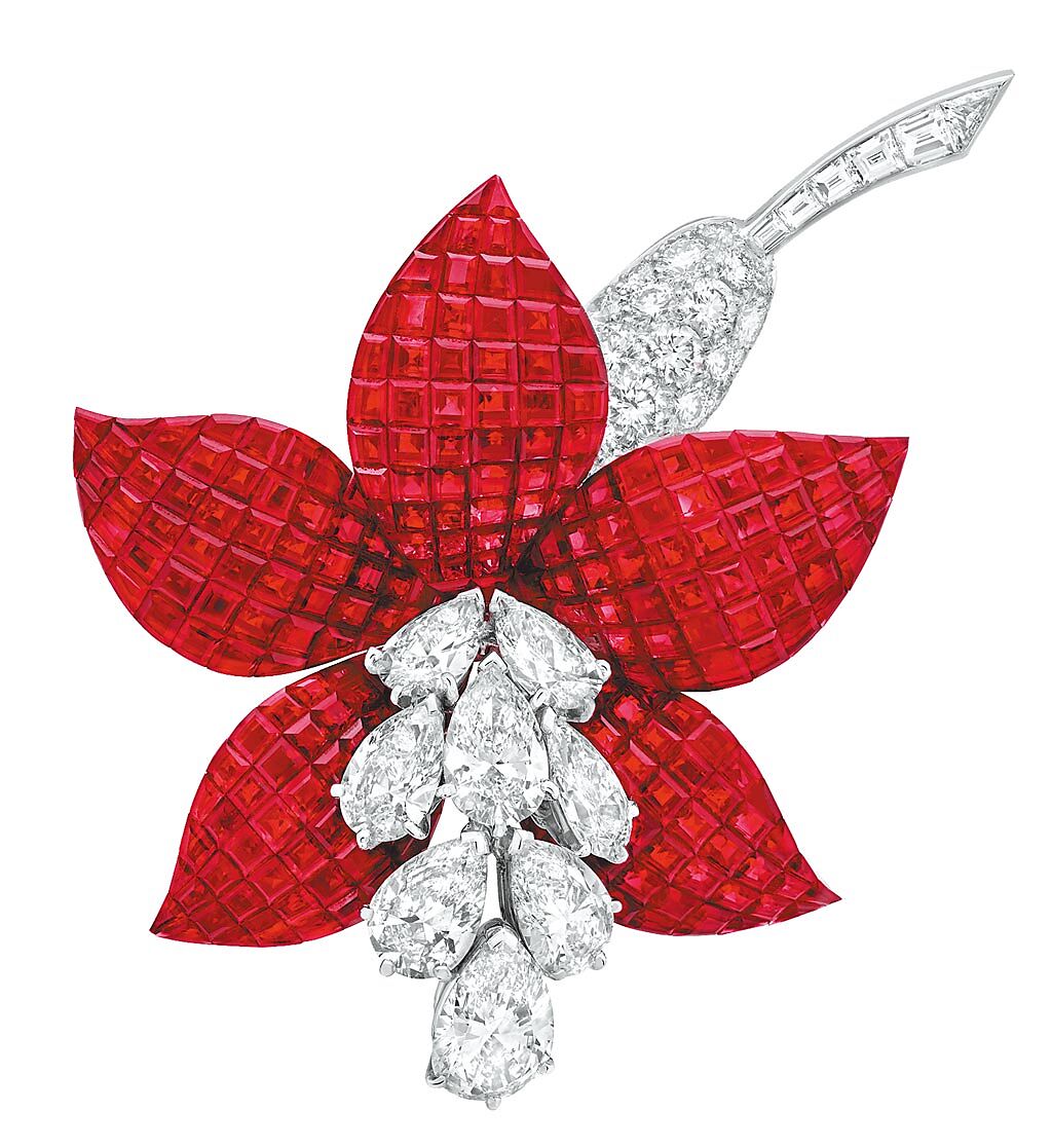 梵克雅寶Fuschia胸針，隱密式鑲嵌紅寶石和鑽石，3710萬元。（Van Cleef & Arpels提供）