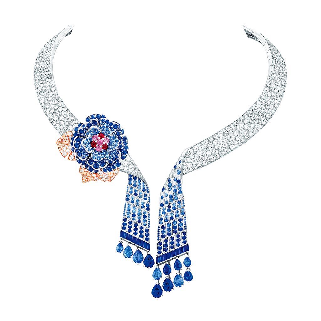 梵克雅寶Rose Montague項鍊，可拆式胸針，7顆共重10.71克拉的梨形藍寶石、紅寶石、藍色和粉紅色藍寶石。（Van Cleef & Arpels提供）