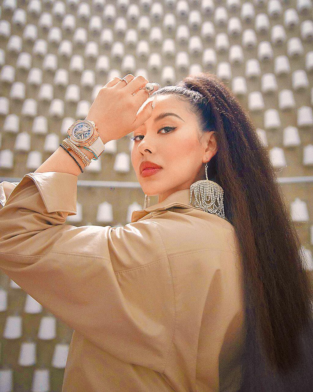 蔡詩芸在新MV中佩戴鑲滿鑽石的宇舶表，詮釋嘻哈時尚。（HUBLOT提供）
