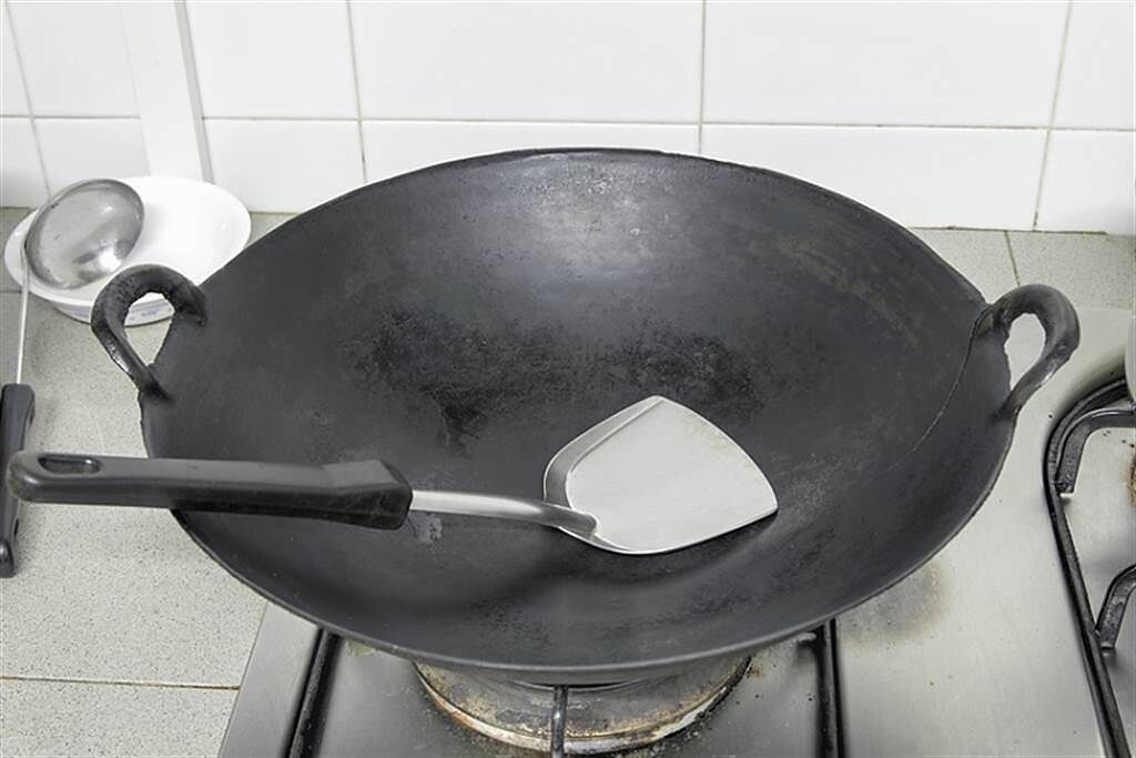 每次使用完後要烤乾鍋子，並抹上一層食用油。(示意圖/常春月刊提供)