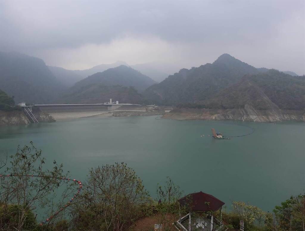肩負台南重要水資源調度的曾文水庫，因主要集水區不下雨，使得28日0時至17時累積雨量掛0。（張毓翎攝）