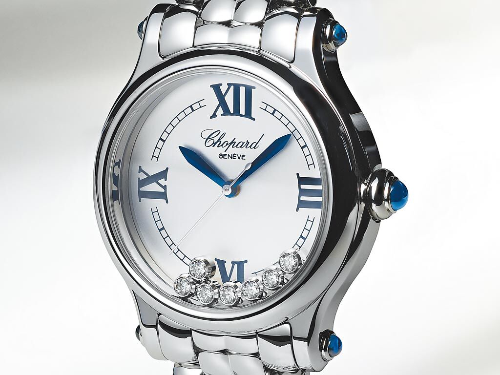 蕭邦新款Happy Sport the First腕表，表盤上有7顆活動鑽石，保留1993年原作的表殼、銀表盤、藍鋼指針與羅馬數字時標等設計。（蕭邦提供）