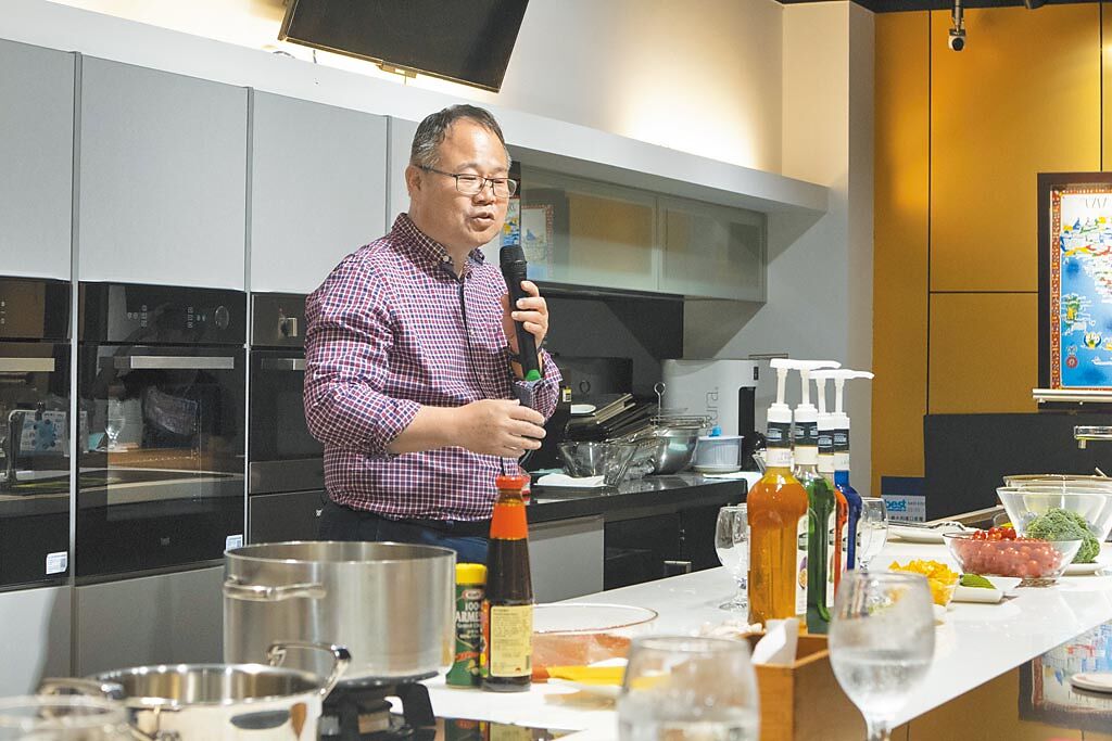 世磊總經理謝維雄為氣泡水烹調體驗做開場。（林欣儀攝）
