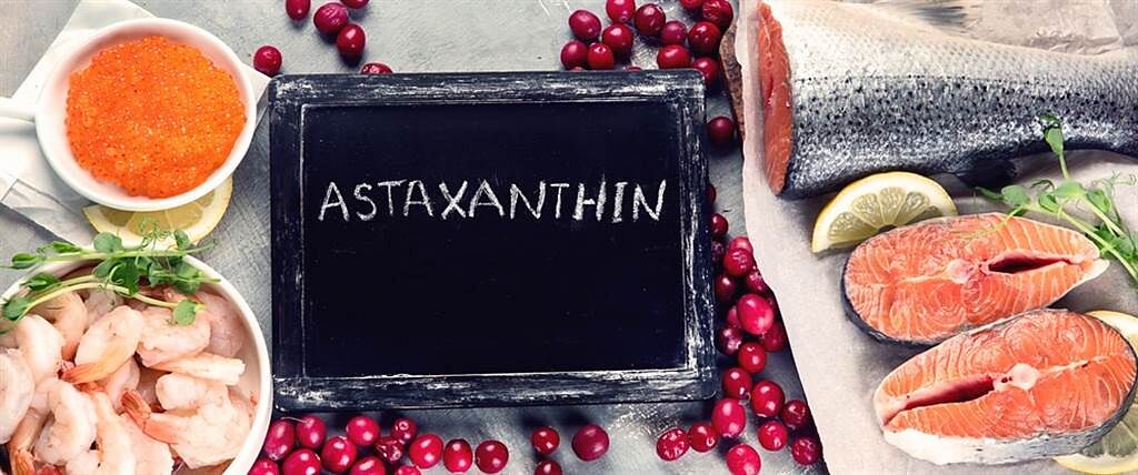 蝦紅素（astaxanthin）並非源自於蝦，而是一種類胡蘿蔔素，在蝦、蟹、鮭魚的殼、肉中累積，讓這些生物呈現紅色的模樣。(示意圖/Shutterstock)