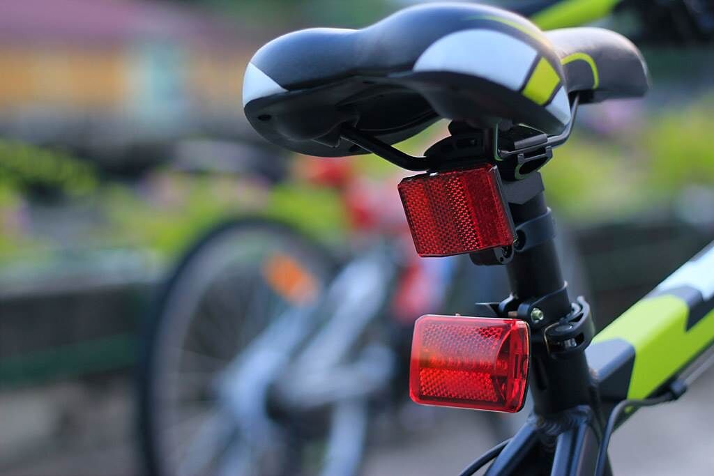 國外購物網站亞馬遜日前販售一款造型獨特的自行車尾燈，能懸掛在坐墊下方示警，預防交通事故發生，並具備防水功能。（示意圖／達志影像）