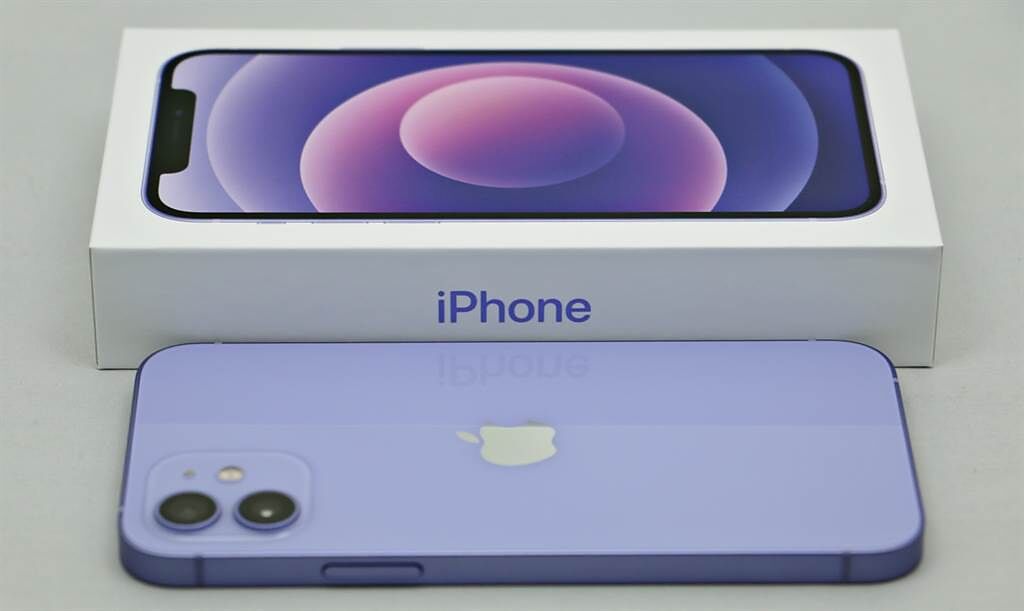 iPhone 12 以及包裝盒。iPhone 12系列的包裝盒與iPhone 11、iPhone XR一樣以白色為底，加上與手機機身顏色相符的圖片。（黃慧雯攝）