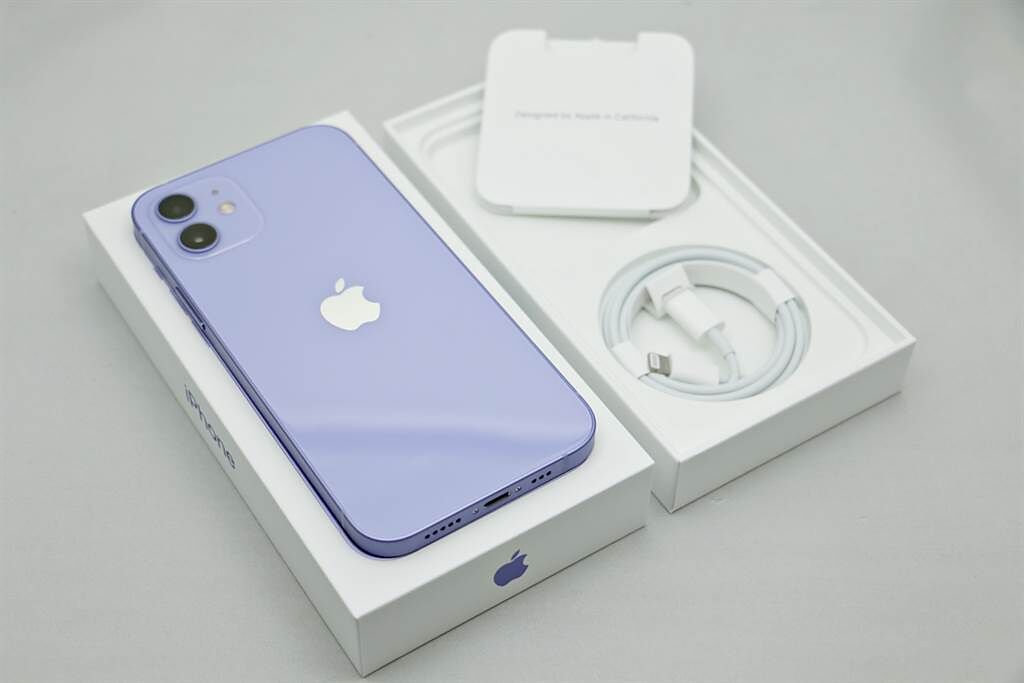 iPhone 12紫色開箱。（摘自蘋果官網）