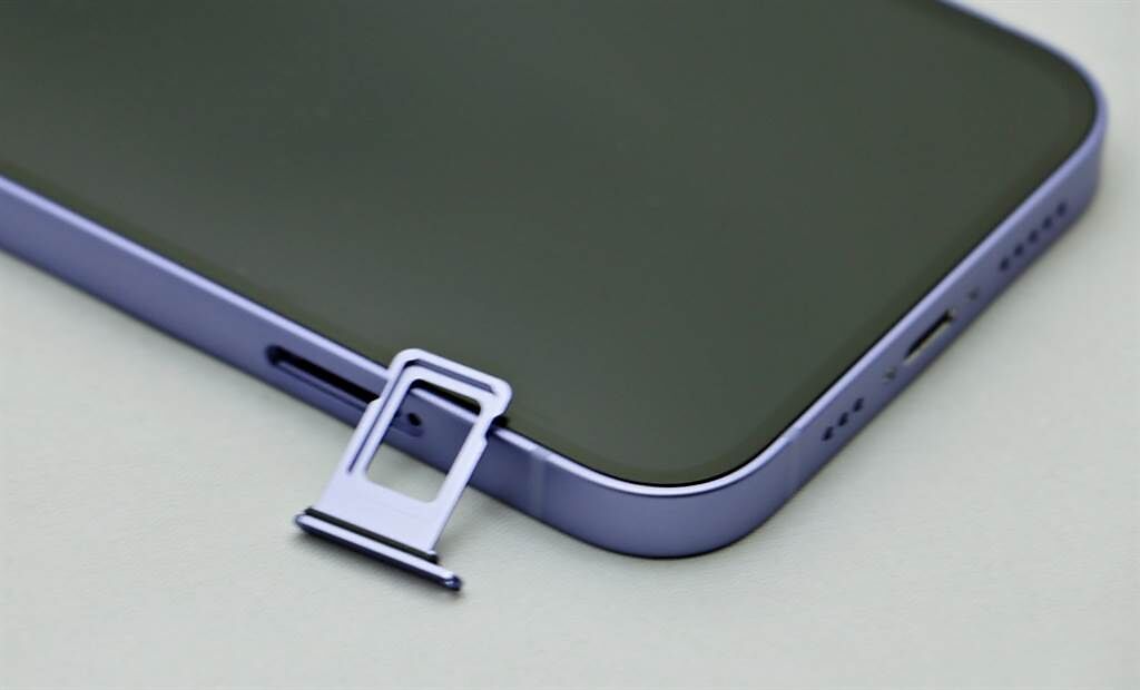 iPhone 12的SIM卡卡槽移到左側，卡槽是紫色金屬質感。（黃慧雯攝）