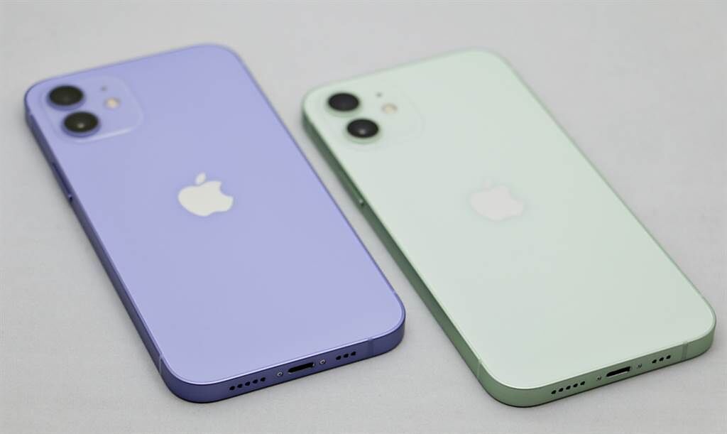 iPhone 12紫色款式與綠色款式。（黃慧雯攝）