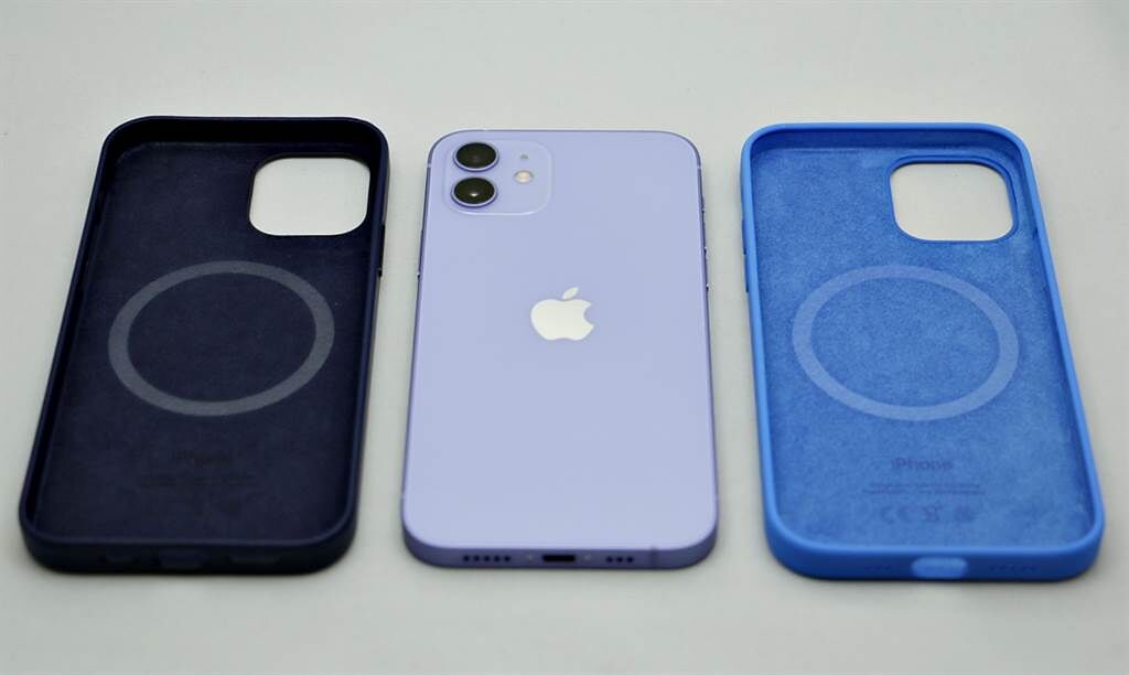 紫色iPhone 12與MagSafe皮革保護套深紫羅蘭色（左）以及MagSafe矽膠保護殼的卡布里藍色（內層）。（黃慧雯攝）