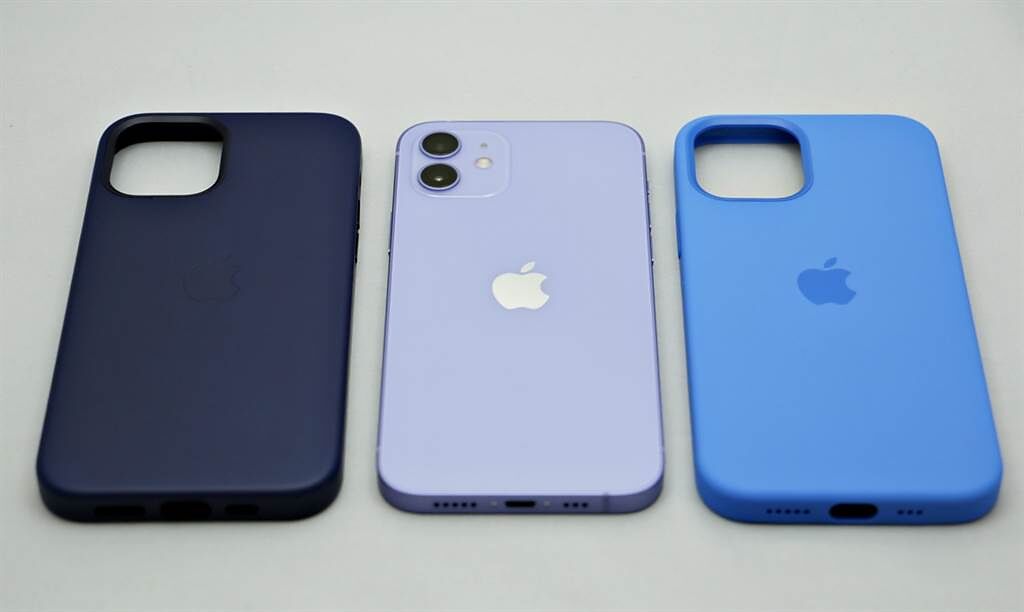 紫色iPhone 12與MagSafe皮革保護套深紫羅蘭色（左）以及MagSafe矽膠保護殼的卡布里藍色。（黃慧雯攝）