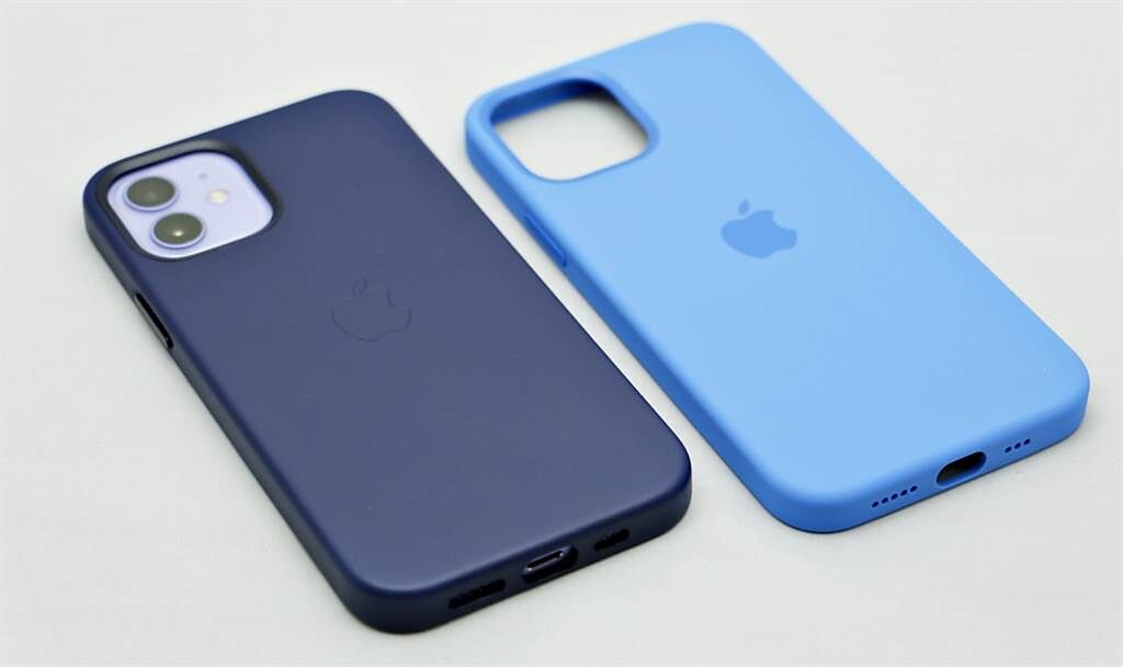 紫色iPhone 12裝上MagSafe皮革保護套深紫羅蘭色（左）以及MagSafe矽膠保護殼的卡布里藍色。