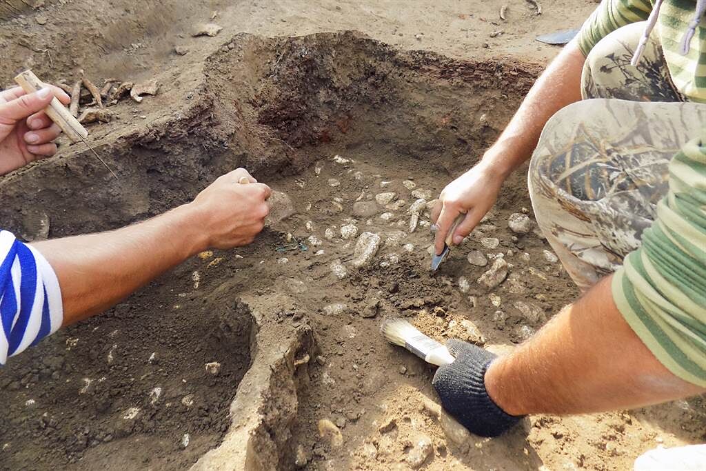 礦工在淘金時發現不少特殊石器，經考古學家檢驗後發現，石器擁有70萬至100萬年的歷史。(示意圖/達志影像)