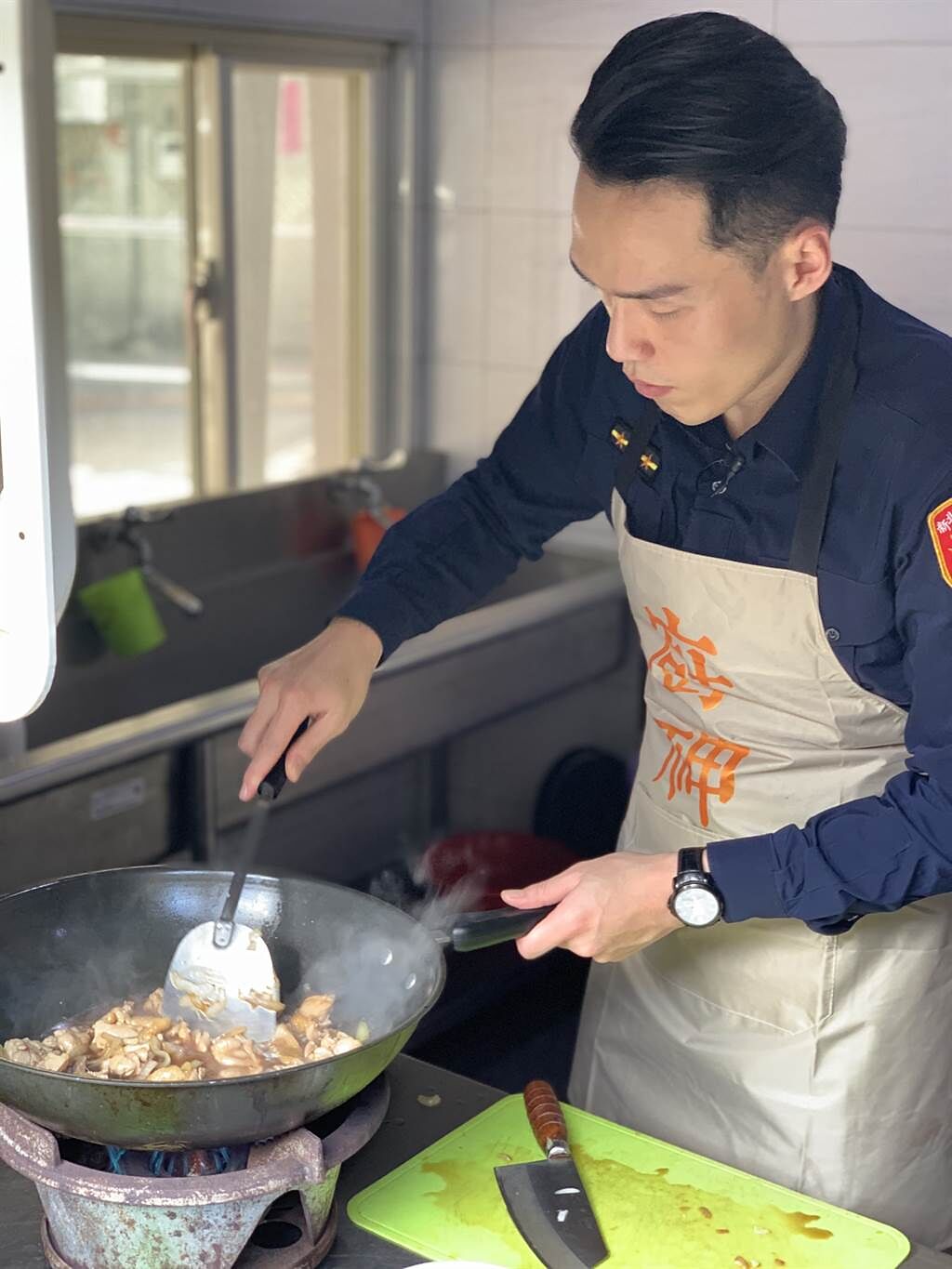 警員徐元麒煮破布子鱈魚，這道菜是母親第一次教會他的菜，每吃一次就會想起媽媽。(圖/警方提供)