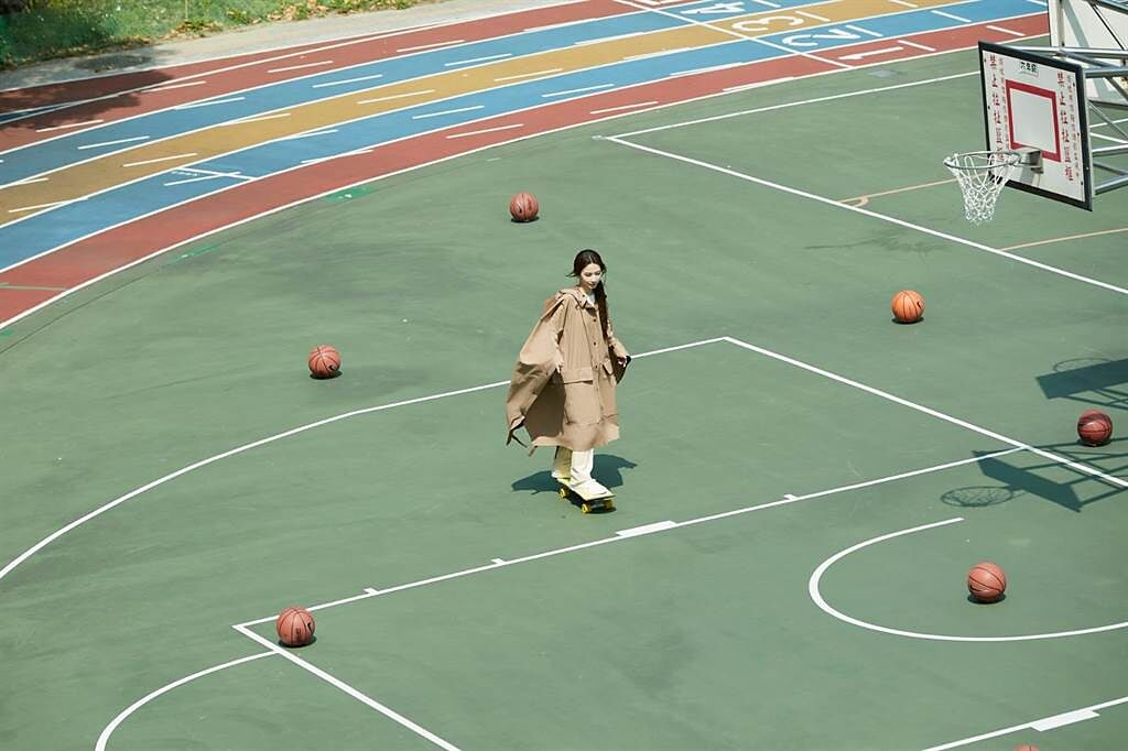 田馥甄日前拍攝新歌MV，玩滑板不慎摔倒。（何樂音樂提供）