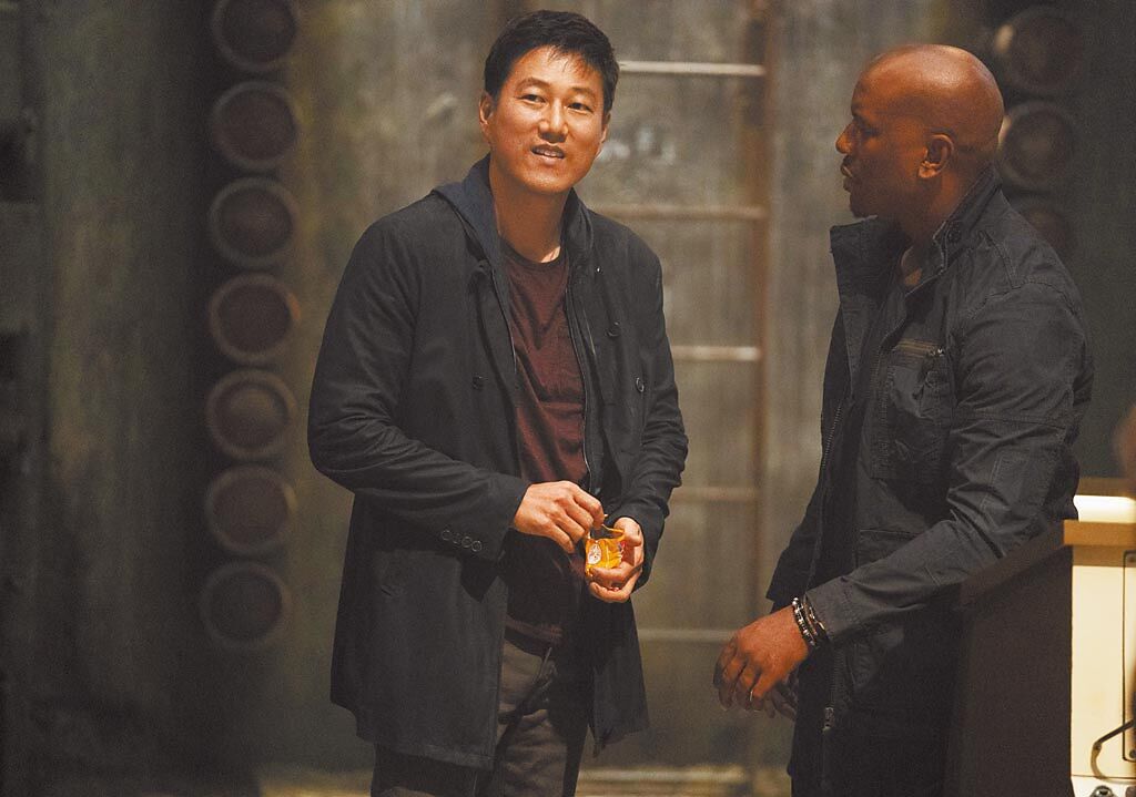 第6集領便當的「韓哥」姜成鎬（左）在《玩命9》驚喜復活。（UIP提供）