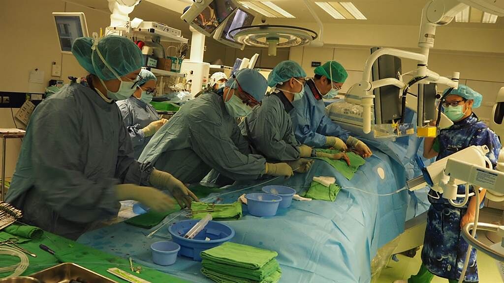 主動脈瓣膜再置換，台北榮總的「瓣中瓣」手術，提供患者更安全的選擇。(圖/台北榮總提供)