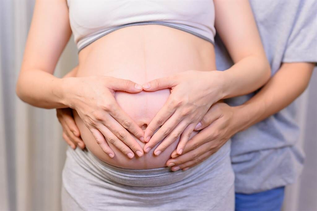 公婆堅持不讓去月子中心，31周孕婦崩潰曝理由。（圖／Shutterstock）