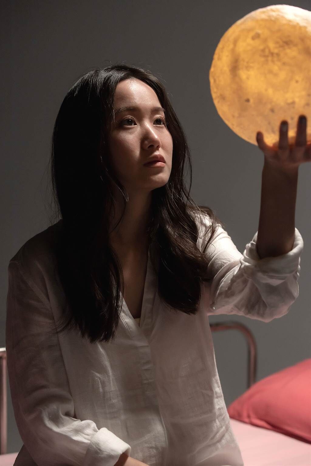 王喬尹日前拍攝〈伸手就摸著月光〉MV。（新視紀整合行銷提供）