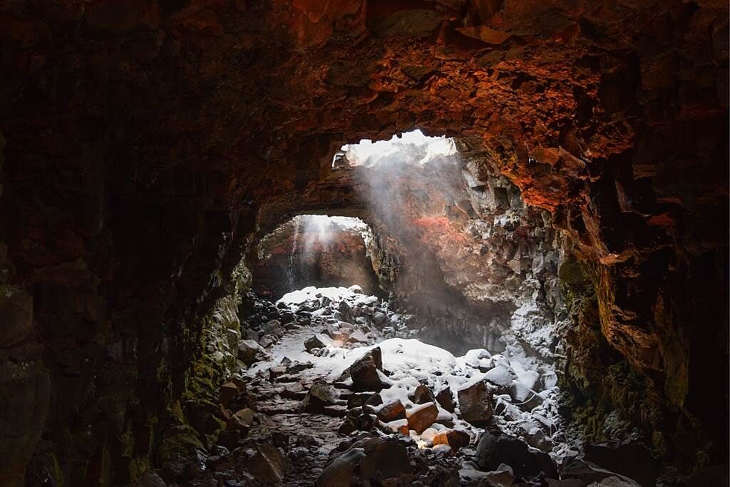 考古學家在冰島一個火山岩洞內，發現一個石造的船型結構，推測這應該是當時維京人的祭壇。(示意圖/達志影像)
