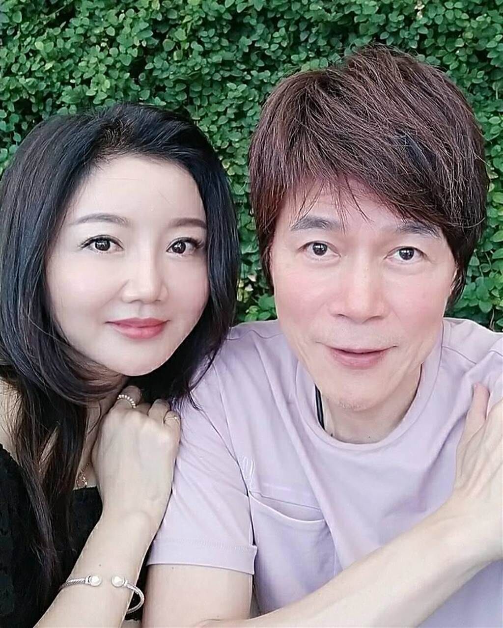 洪榮宏（右）曬出與老婆甜蜜合照。（摘自臉書）